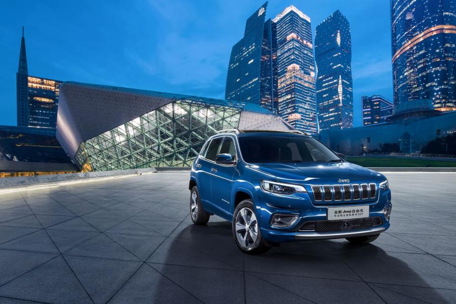  Jeep Cherokee Overland (KL) 2018 года  (CN) (фото 1 из 4)